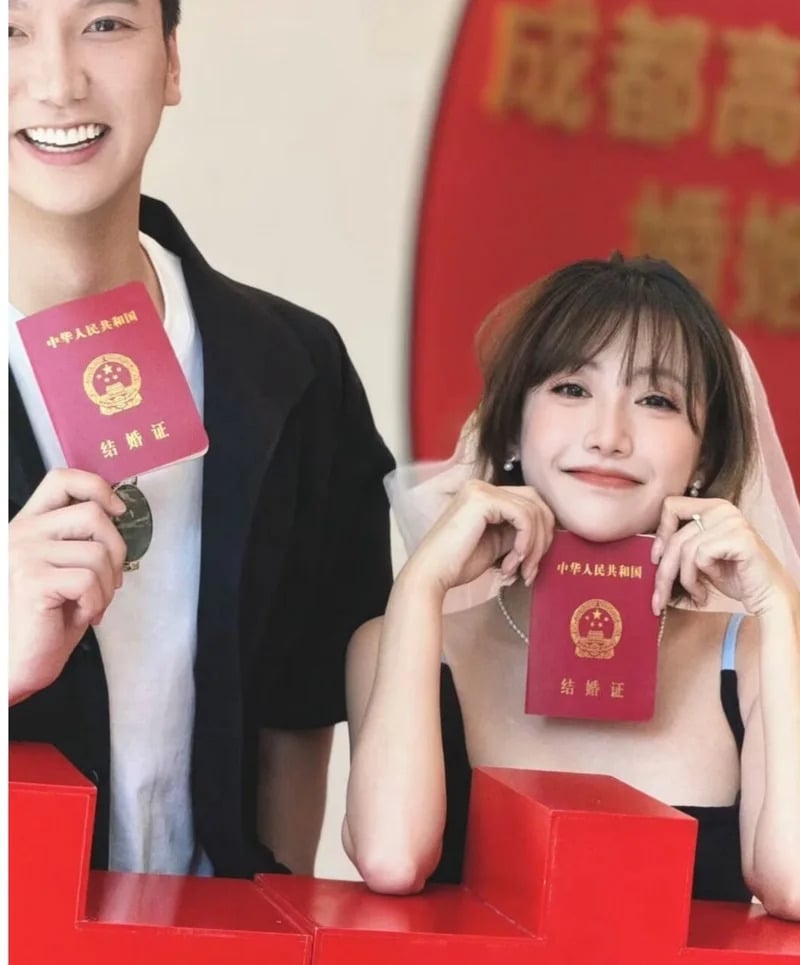 趙露思現況曝光！陪閨蜜登記結婚，霸氣新娘抱直言：「我保護你的幸福！」