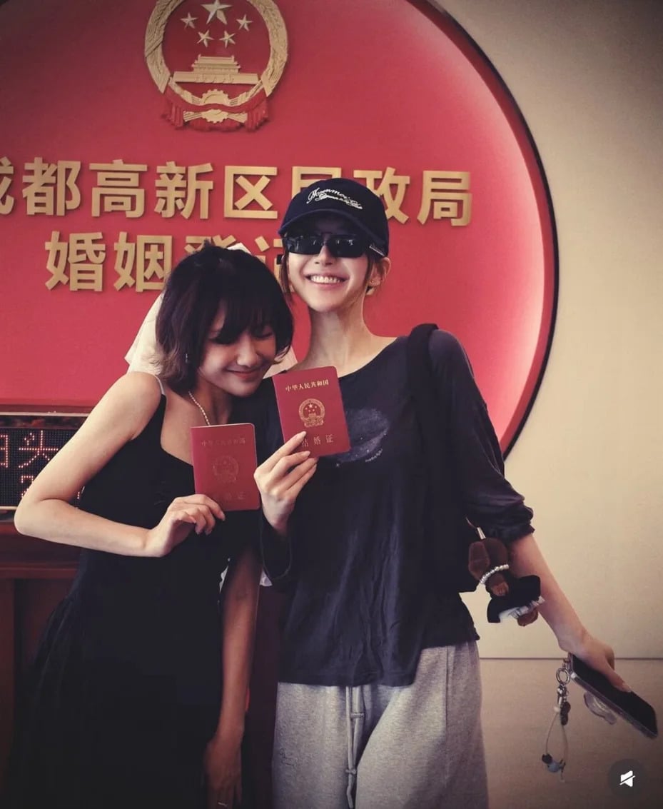 趙露思現況曝光！陪閨蜜登記結婚，霸氣新娘抱直言：「我保護你的幸福！」