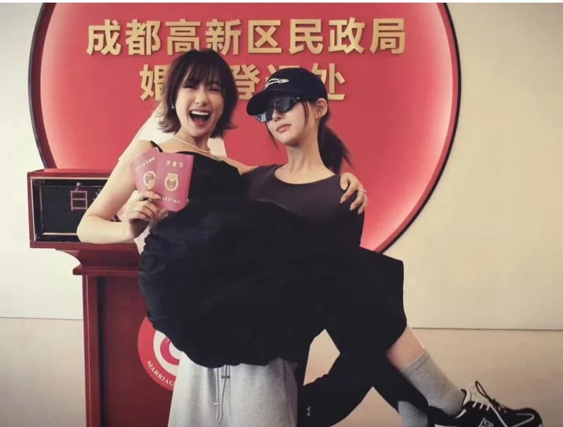 趙露思現況曝光！陪閨蜜登記結婚，霸氣新娘抱直言：「我保護你的幸福！」