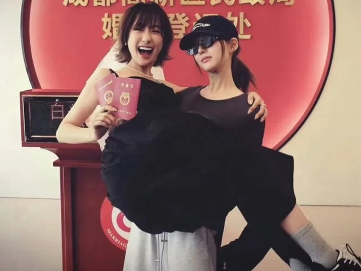 趙露思現況曝光！陪閨蜜登記結婚，霸氣新娘抱直言：「我保護你的幸福！」