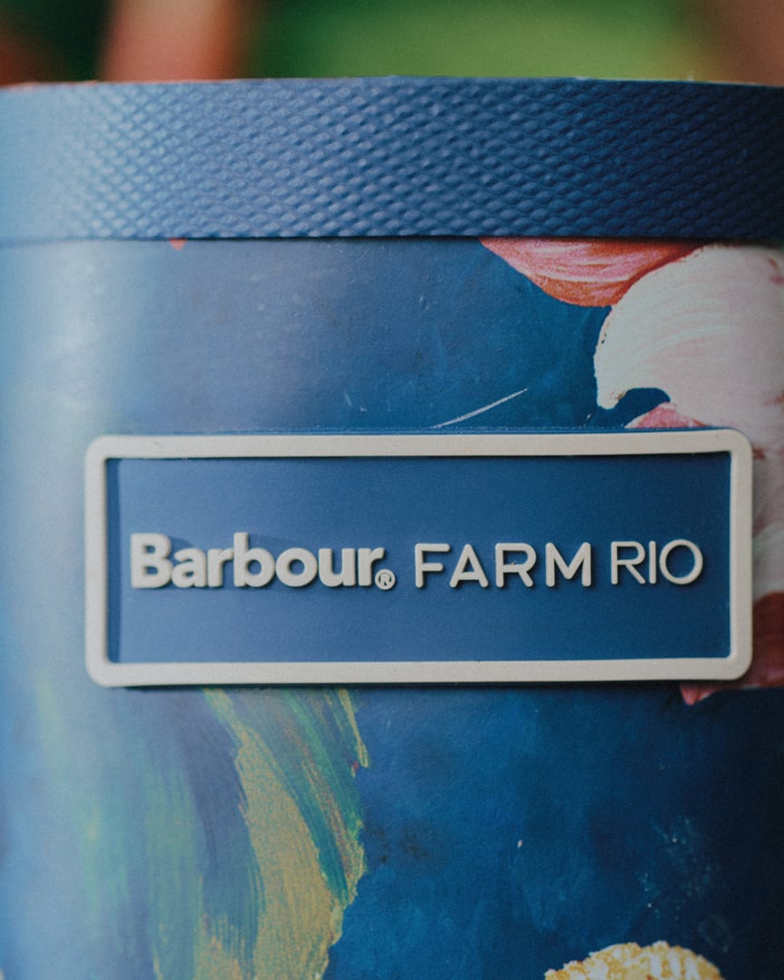 Barbour × FARM Rio 聯名回歸！英倫花卉 × 巴西熱帶風情碰撞，5 款必收單品售價曝光！