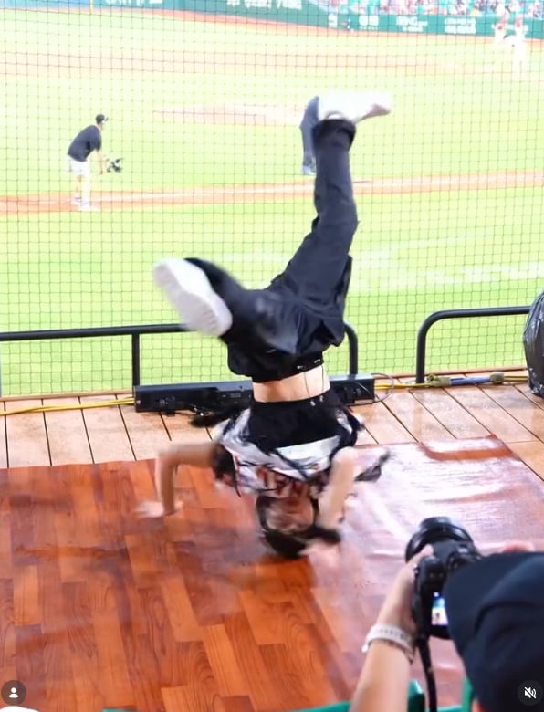 黑澀會美眉「蚊子／賴賴」球場頭轉應援！網友驚呆：「根本大材小用！」