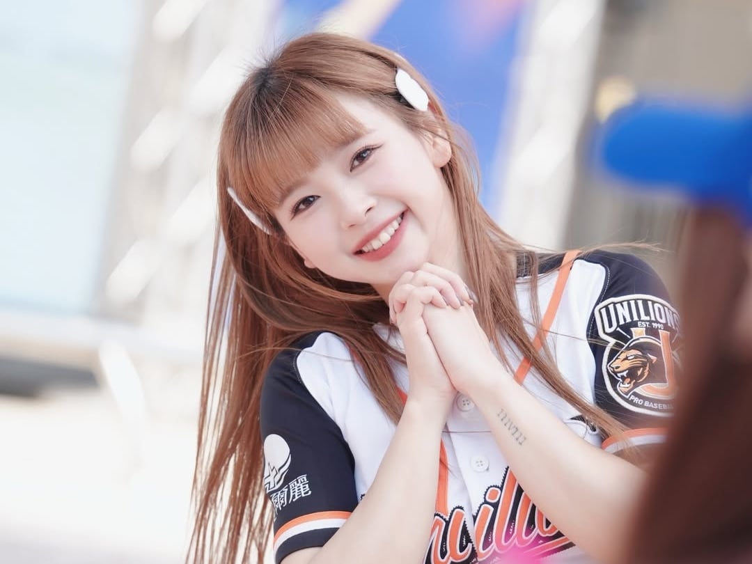 黑澀會美眉「蚊子／賴賴」球場頭轉應援！網友驚呆：「根本大材小用！」