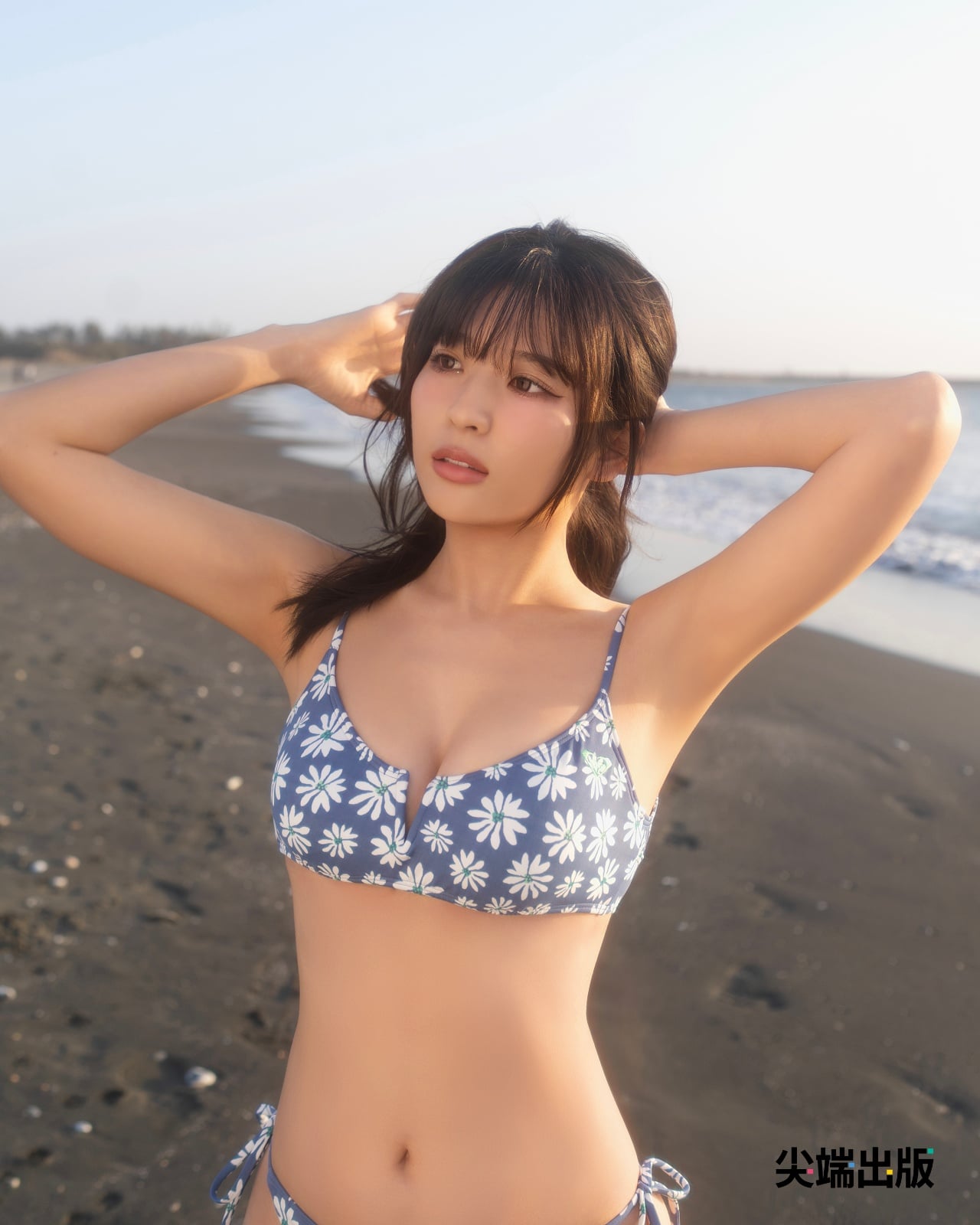 「南台灣最頂啦啦隊女神」瑟七首本寫真《微澀・微瑟》開賣！背部全裸突破尺度，限定特裝版預購再抽親簽拍立得！【野生抓正妹】