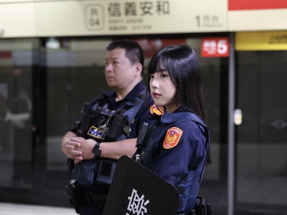 臨江街夜市超正女警值勤引熱議！網友：「這罰單我願意笑著簽！」