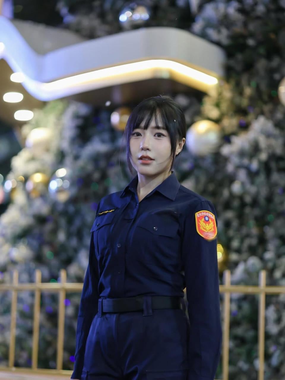 臨江街夜市超正女警值勤引熱議！網友：「這罰單我願意笑著簽！」