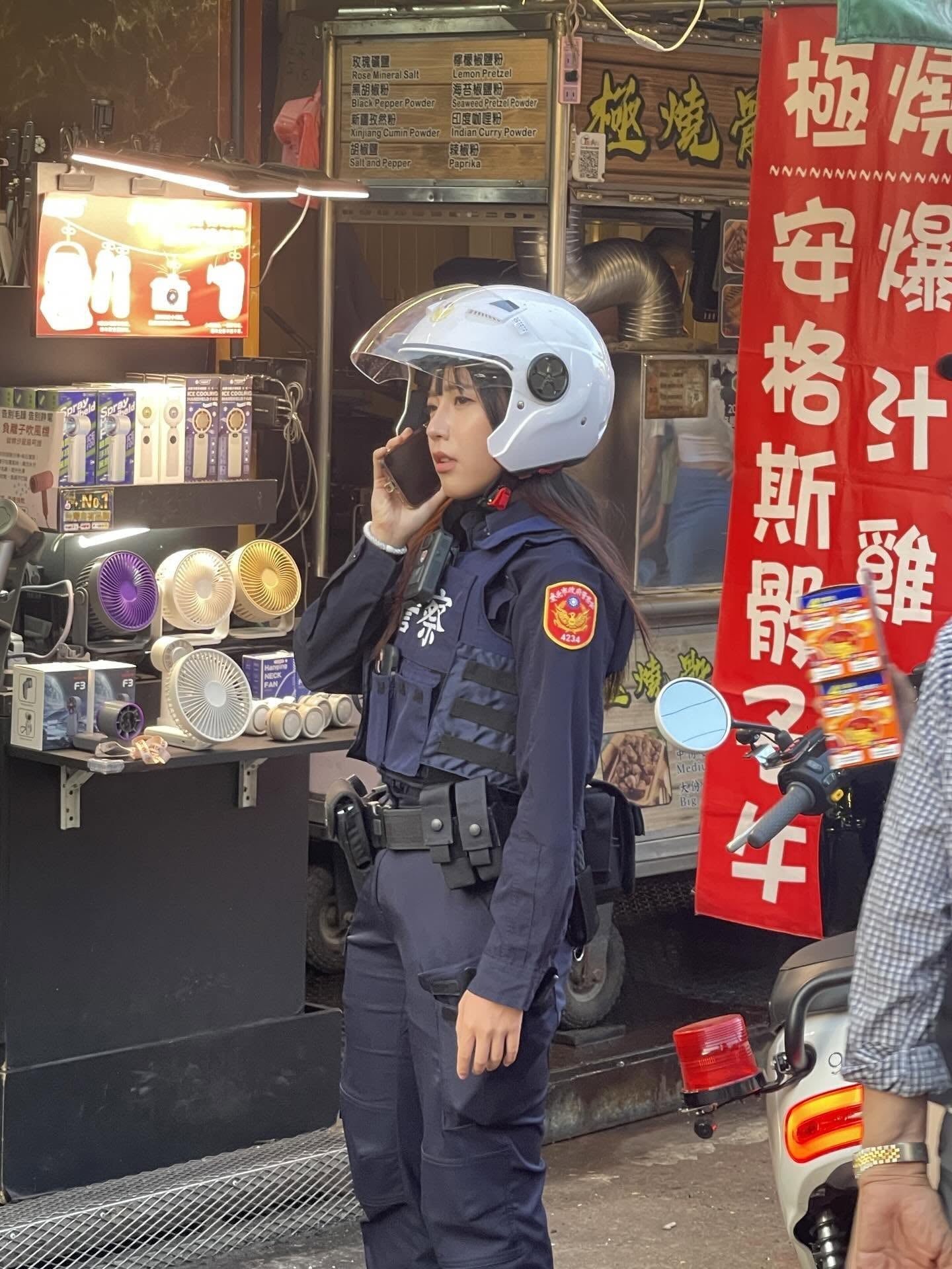 臨江街夜市超正女警值勤引熱議！網友：「這罰單我願意笑著簽！」