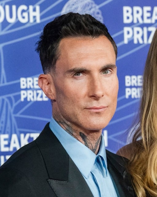 魔力紅主唱亞當李維 Adam Levine 剃鬍全新造型曝光！粉絲驚呼：「完全認不出來！」