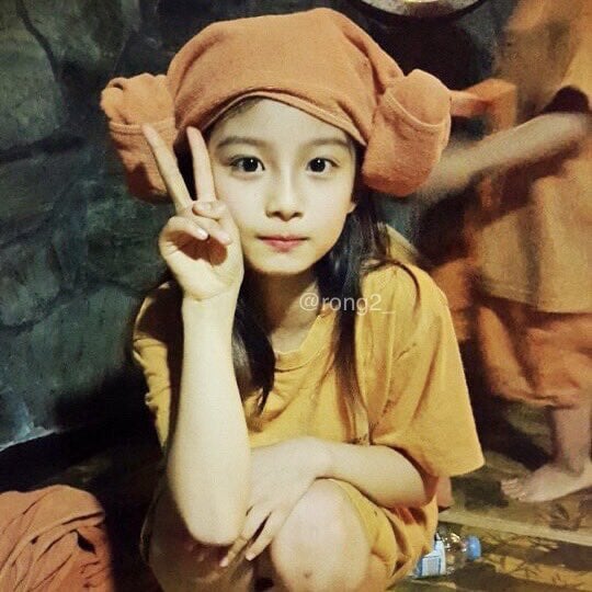 NMIXX SULLYOON 薛侖娥童年照曝光！嬰兒時期至今零變化，網狂讚：「有子瑜神韻！」