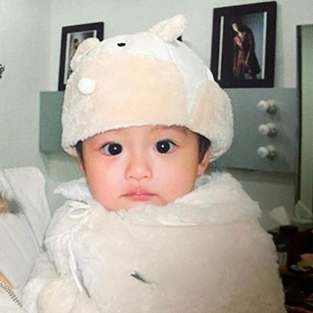 NMIXX SULLYOON 薛侖娥童年照曝光！嬰兒時期至今零變化，網狂讚：「有子瑜神韻！」