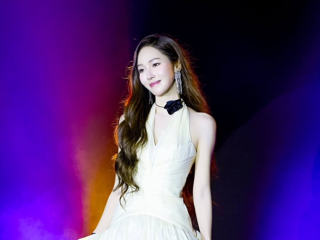 Jessica 演唱會唱少女時代歌曲當場落淚！網友猜測：「是後悔退團嗎？」