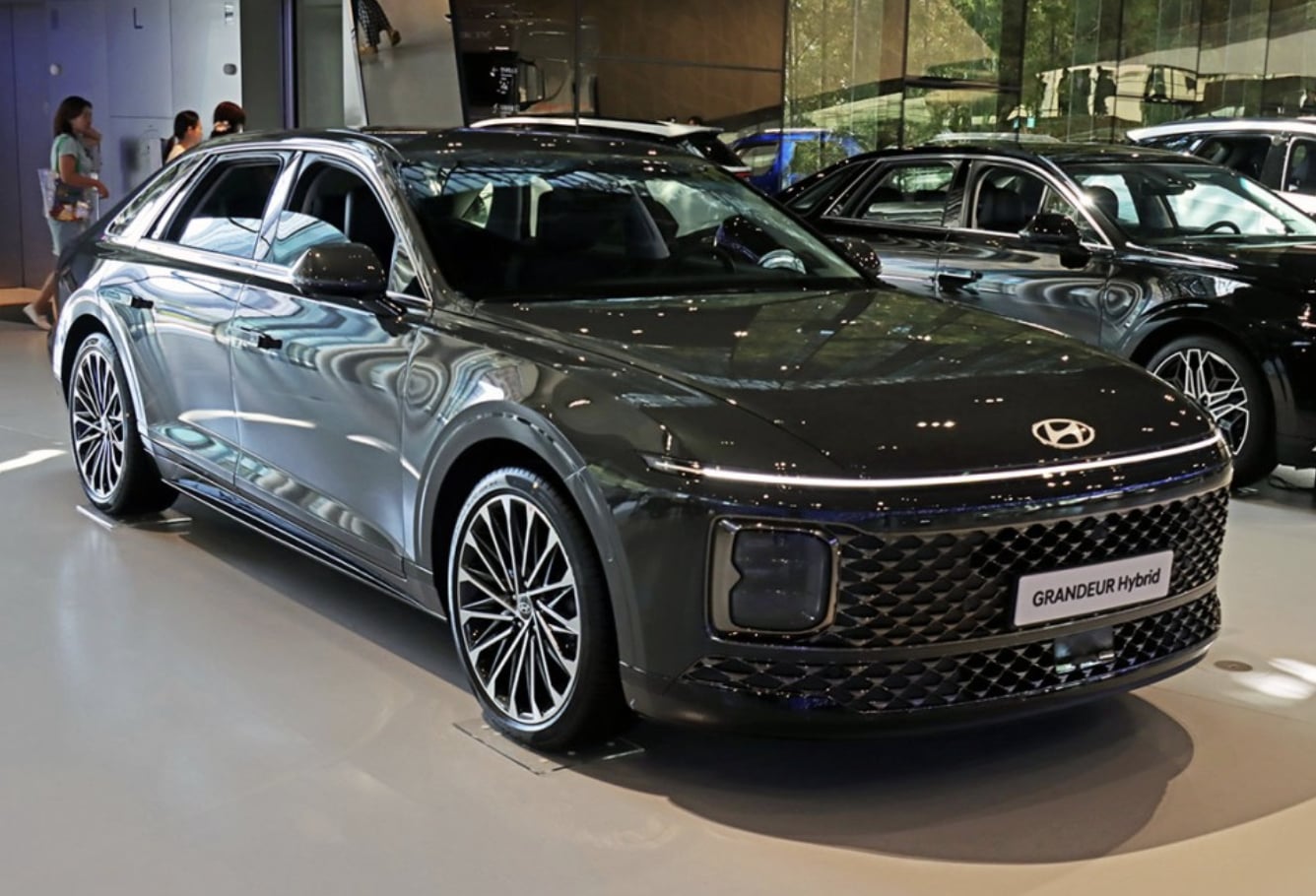 現代 Hyundai Grandeur 小改款設計首度曝光！鯊魚鼻前臉＋車長拉長至 5050mm 質感大升級！