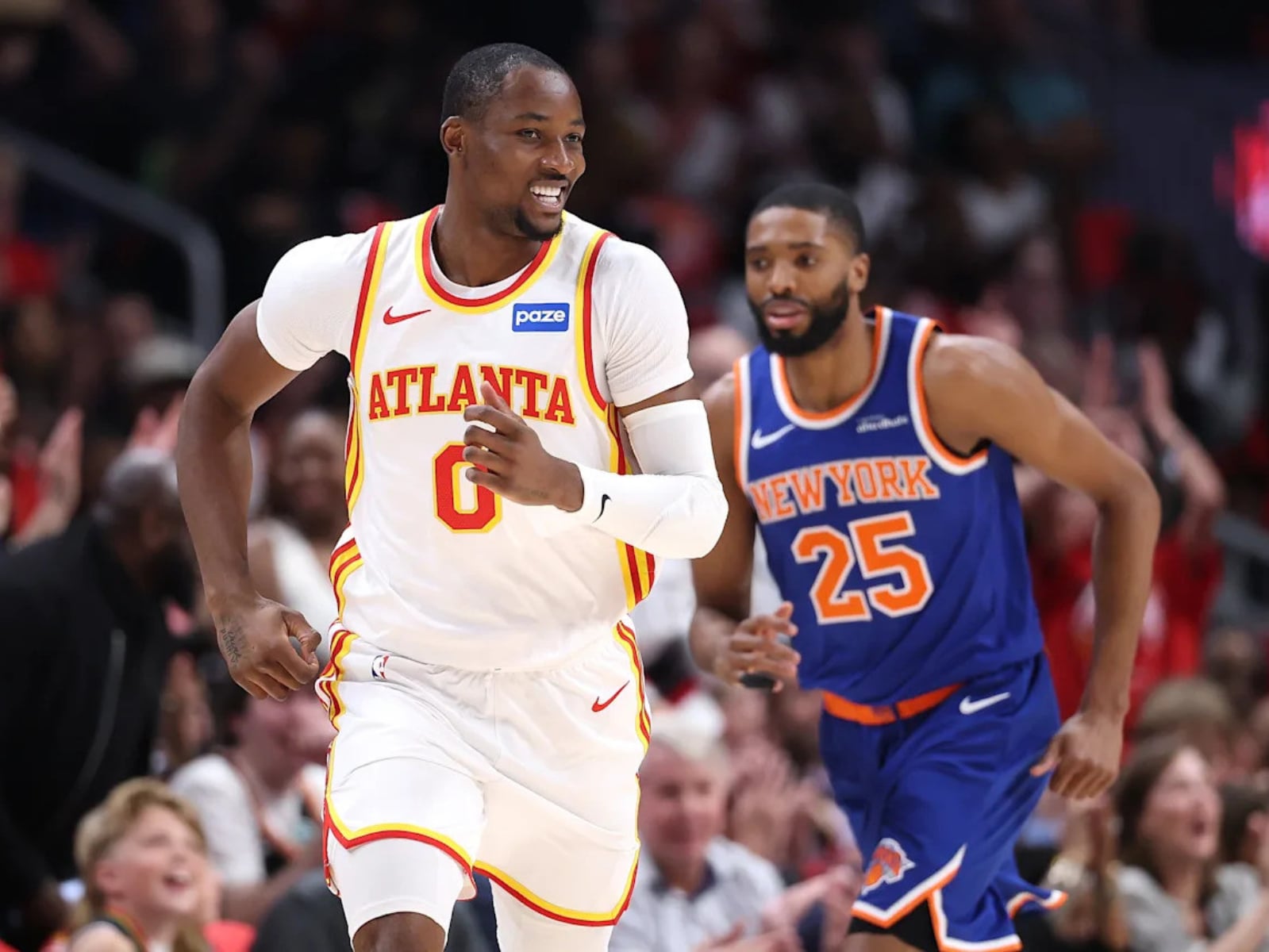 NBA／Jonathan Kuminga 逆天空中接力暴扣震撼全場！球迷驚嘆「把籃框當 Kerr 在灌！？」