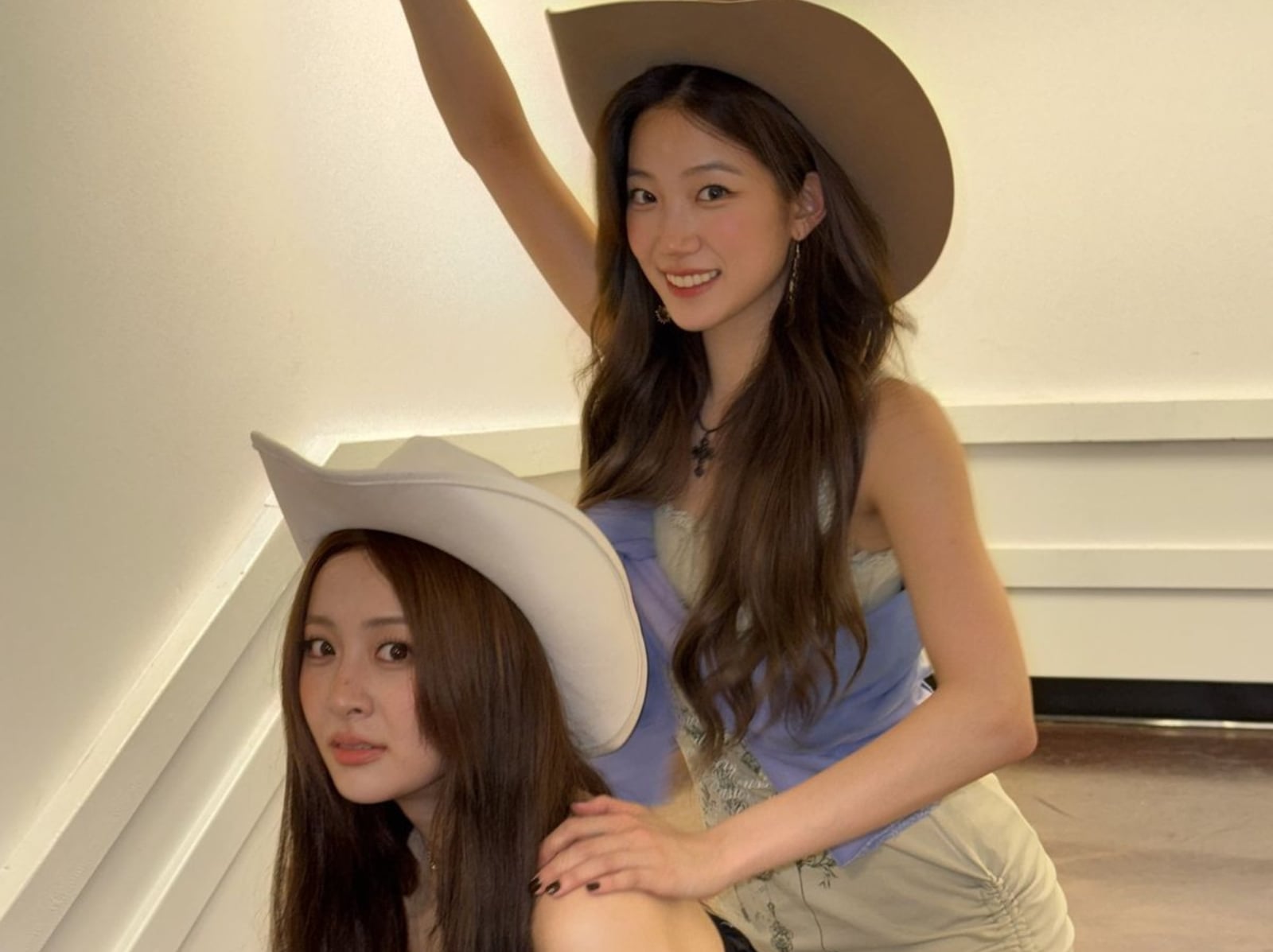 LE SSERAFIM KAZUHA、許允真被黑粉嗆好醜！掩面痛哭反應引網笑：「這演技要拿奧斯卡！」