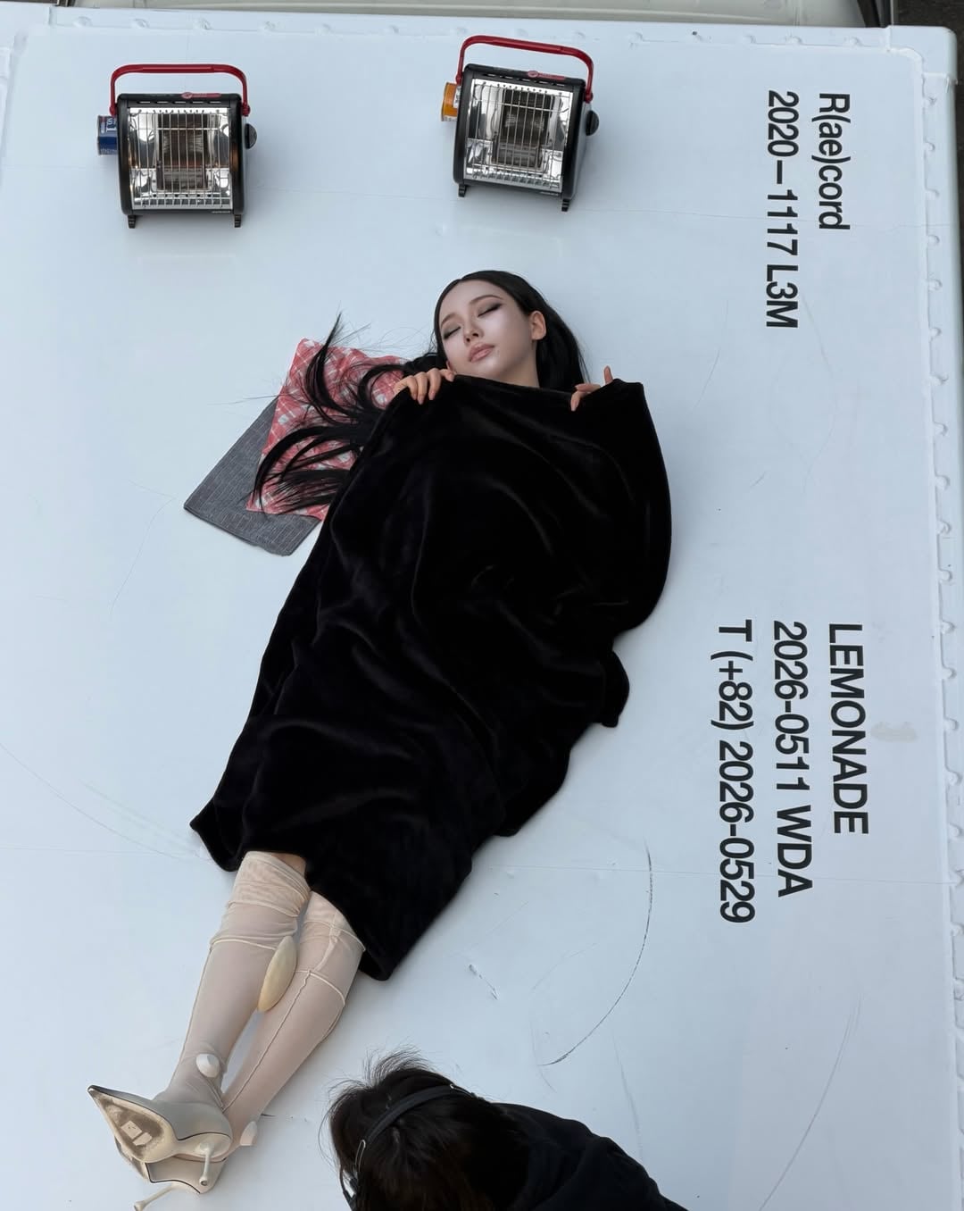 aespa Karina IG 曬身高 168 舞台照！白色緊身造型粉絲驚喊：「根本 AI 女神！」