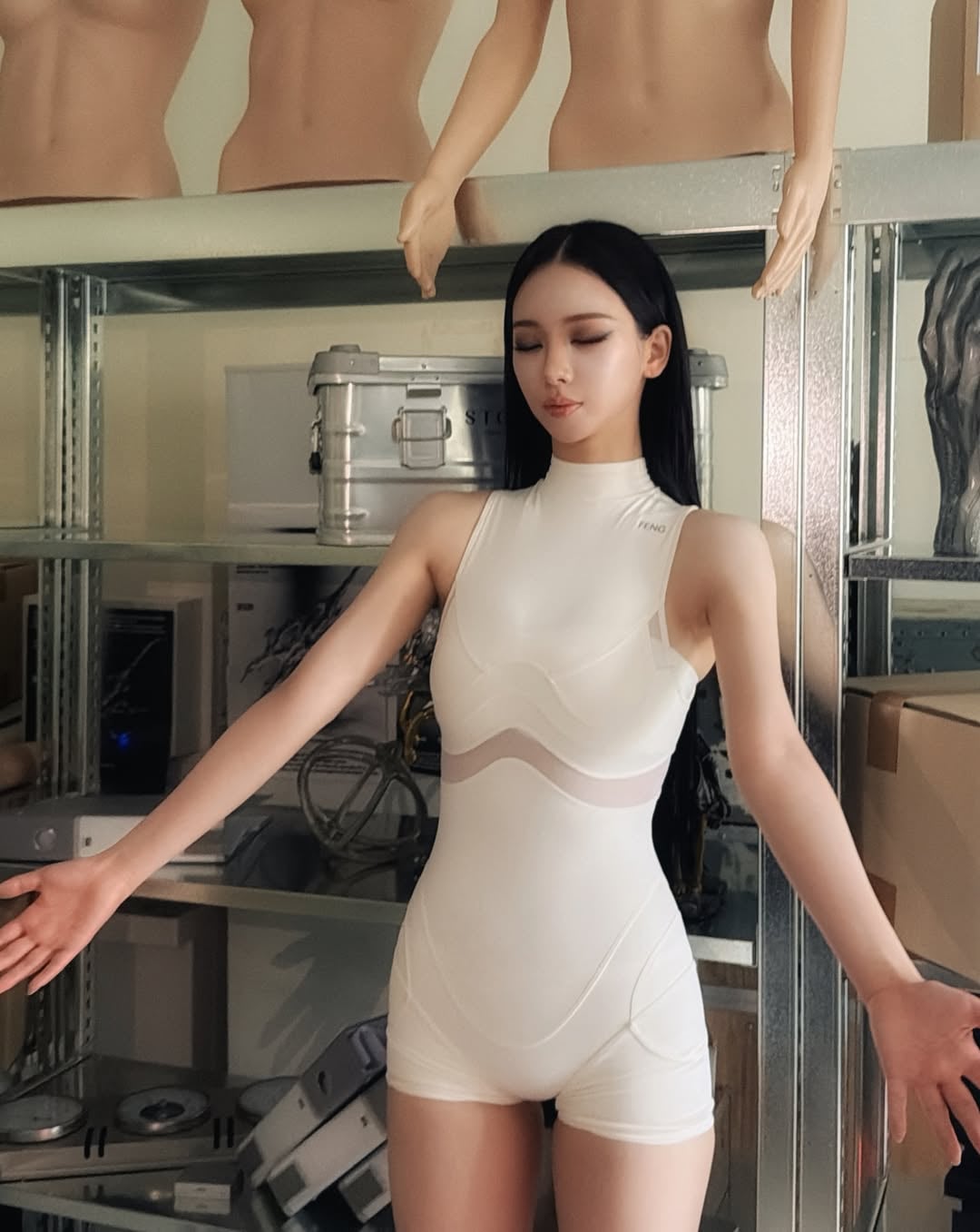 aespa Karina IG 曬身高 168 舞台照！白色緊身造型粉絲驚喊：「根本 AI 女神！」