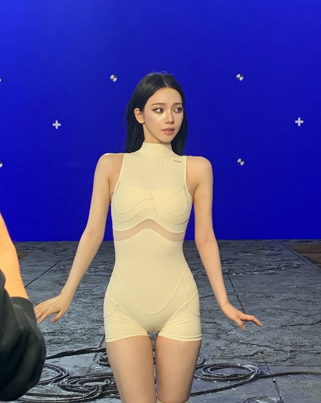 aespa Karina IG 曬身高 168 舞台照！白色緊身造型粉絲驚喊：「根本 AI 女神！」