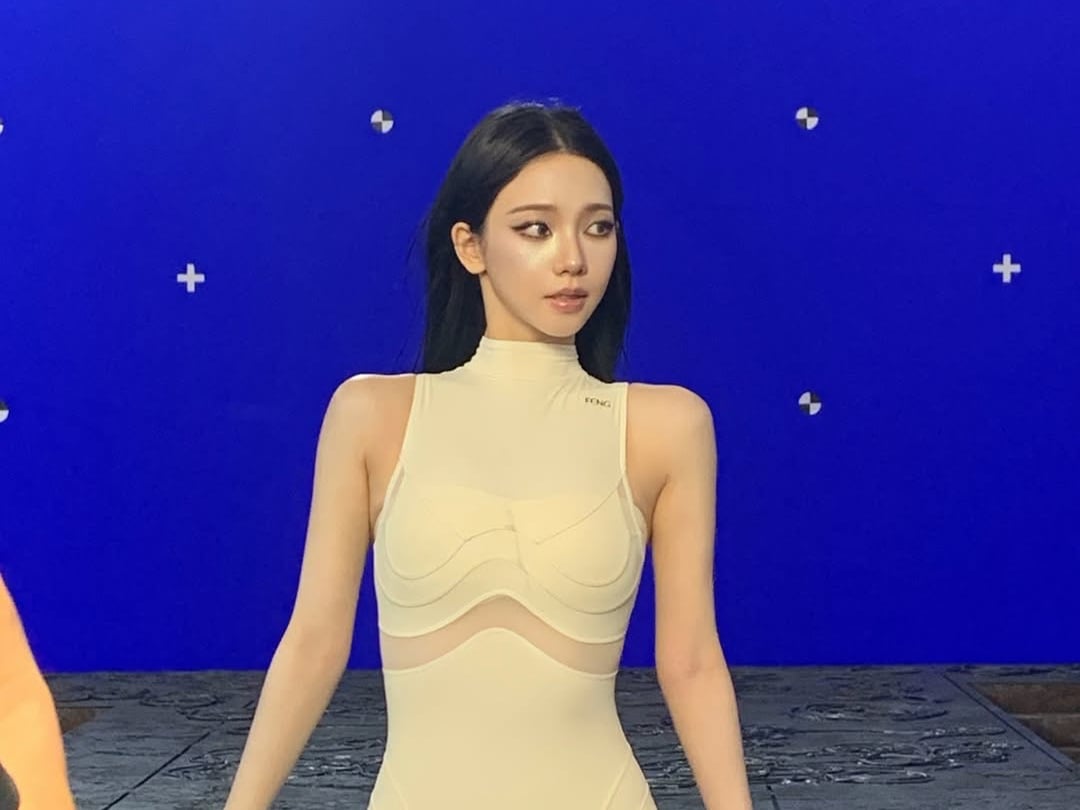 aespa Karina IG 曬身高 168 舞台照！白色緊身造型粉絲驚喊：「根本 AI 女神！」