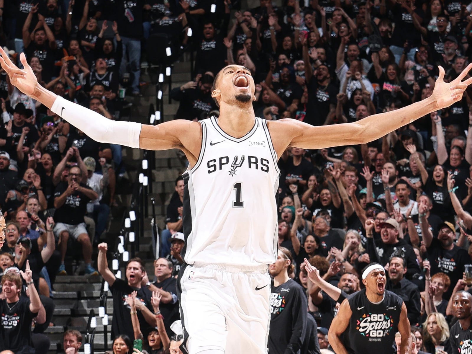 NBA／馬刺睽違 9 年晉級季後賽第二輪！文班亞馬追平 Tim Duncan 歷史數據，網友興奮表示：「等好久了！」