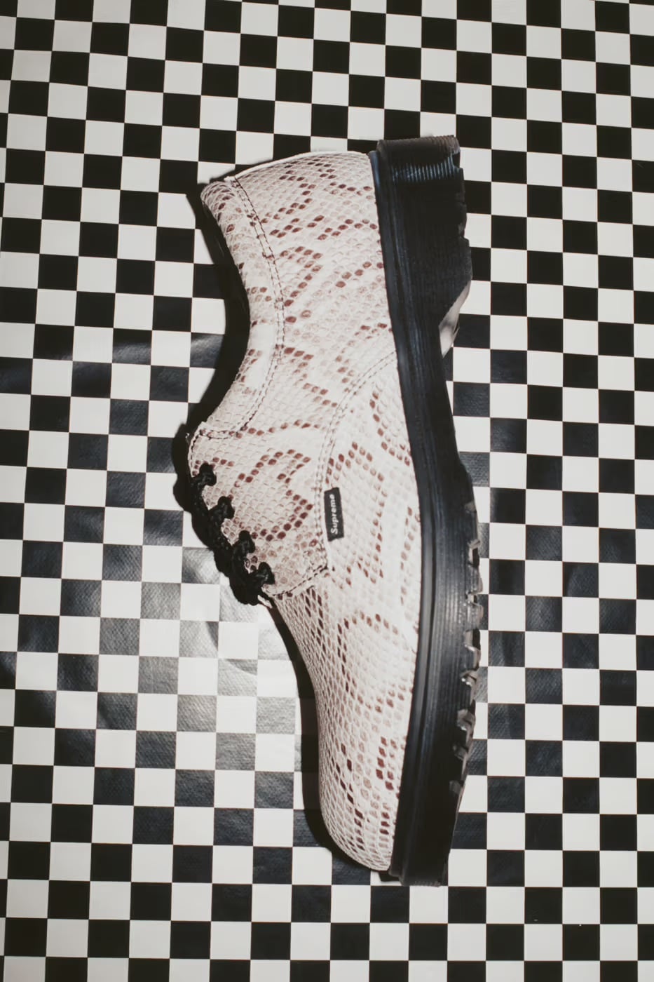 Supreme × Dr. Martens「Postal Supreme」發售情報公開！4 孔皮鞋配置、蛇紋配色帥翻！
