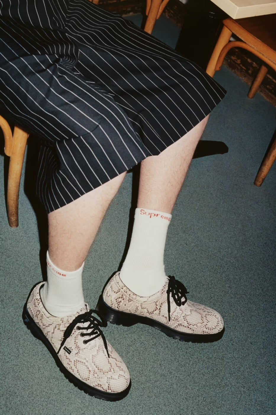 Supreme × Dr. Martens「Postal Supreme」發售情報公開！4 孔皮鞋配置、蛇紋配色帥翻！