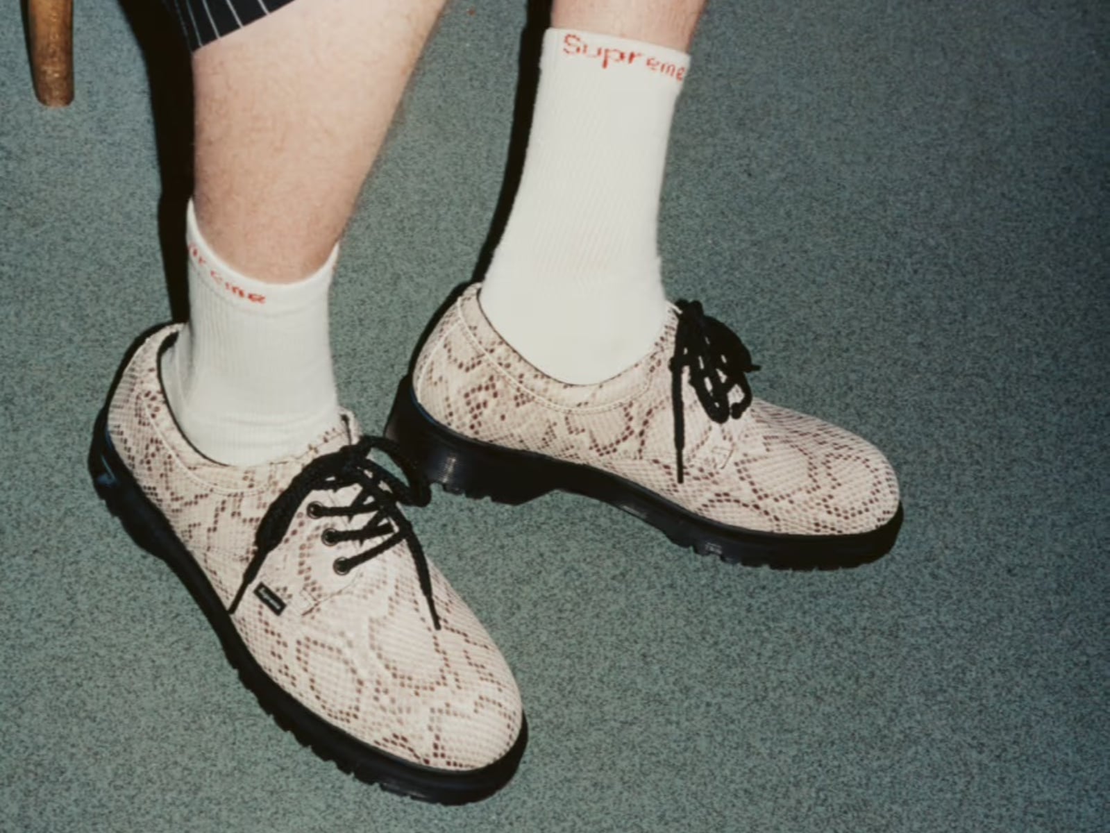 Supreme × Dr. Martens「Postal Supreme」發售情報公開！4 孔皮鞋配置、蛇紋配色帥翻！