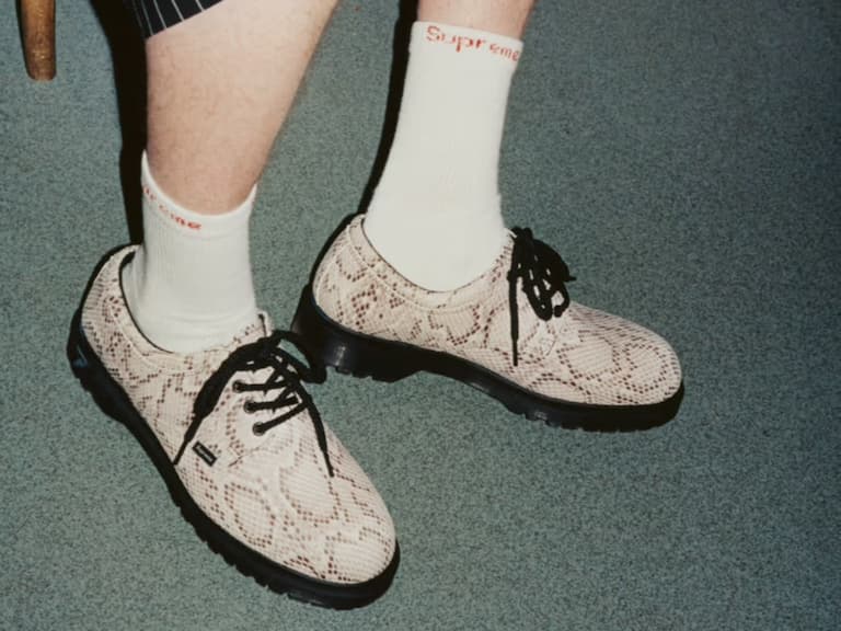 Supreme × Dr. Martens「Postal Supreme」發售情報公開！4 孔皮鞋配置、蛇紋配色帥翻！