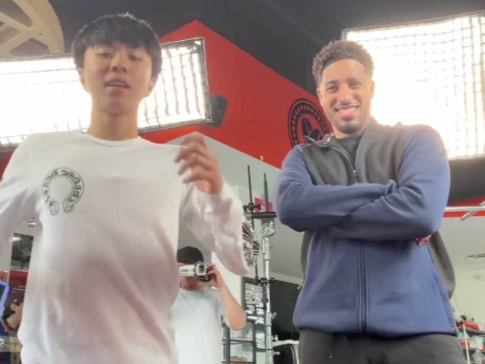 Ray 與 Tyrese Haliburton 合體同框！無情吐槽對方穿短襪「你是 NBA 球員欸！」