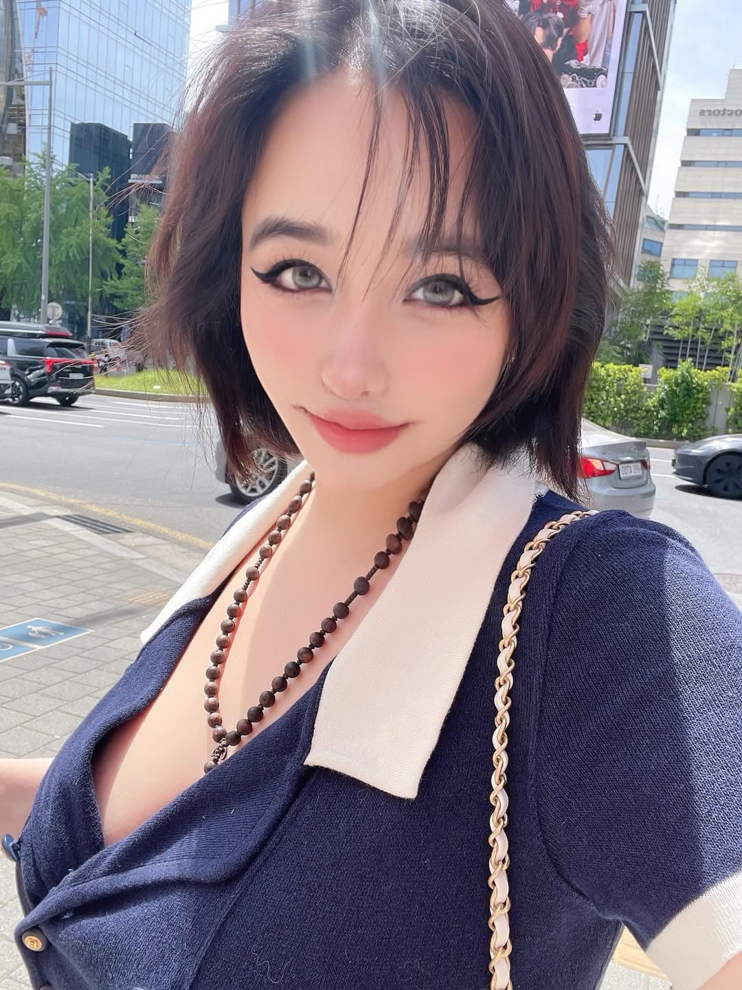 2NE1 朴春 IG 曬自拍照！低胸造型配燦笑直呼：「曬著陽光！」