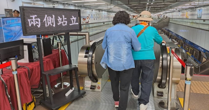 北捷電扶梯「兩側可站」標語遭無視！外國客酸：「文明第一」掀起兩派論戰！