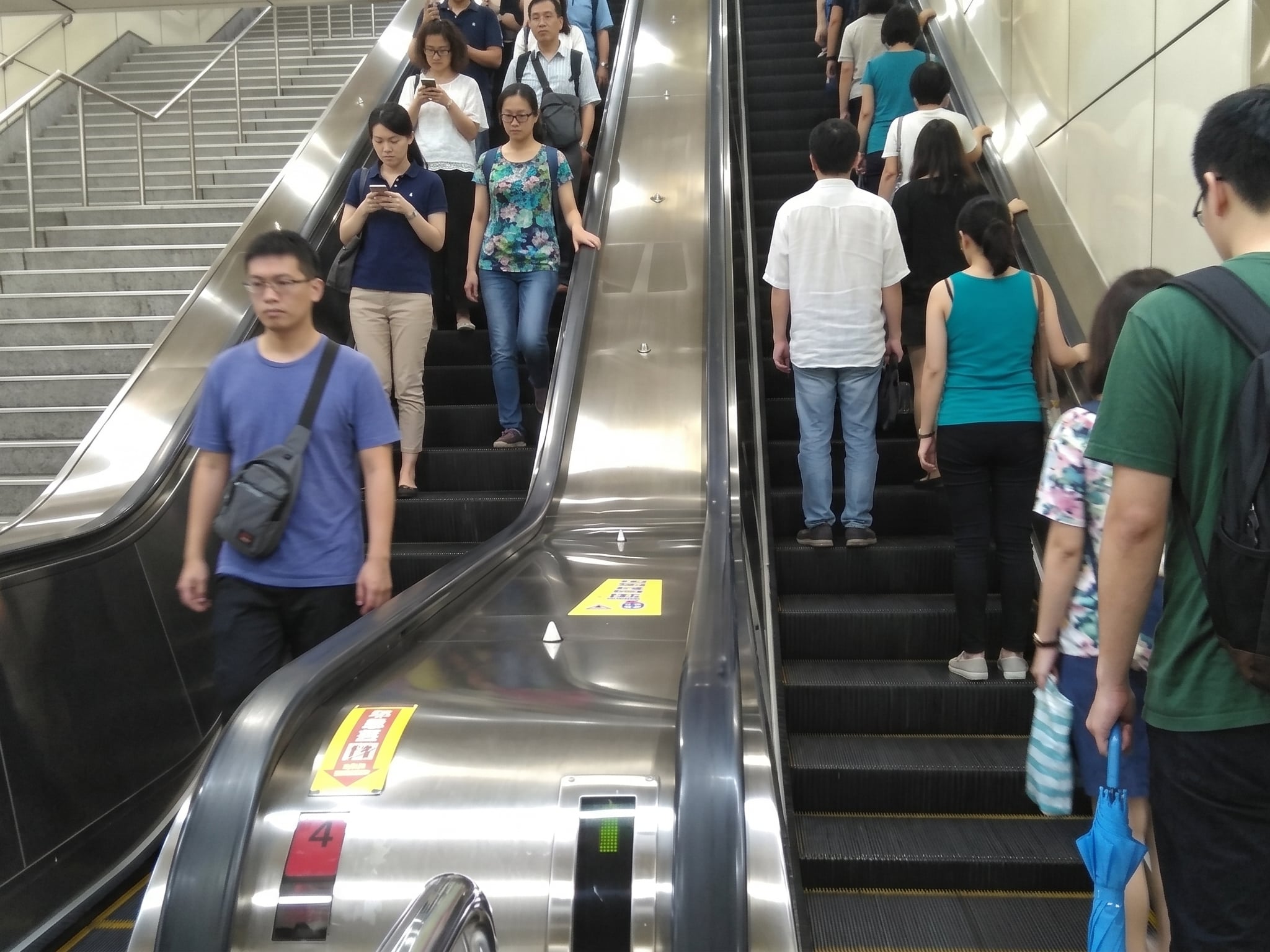 北捷電扶梯「兩側可站」標語遭無視！外國客酸：「文明第一」掀起兩派論戰！