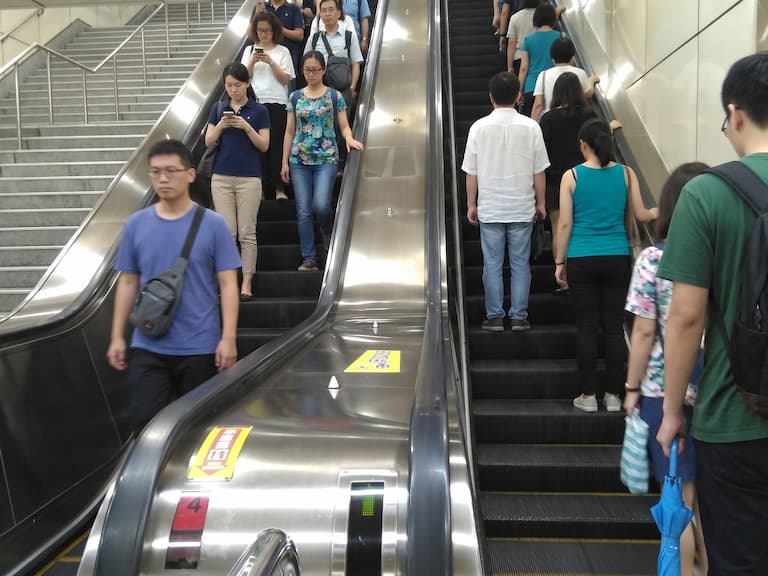 北捷電扶梯「兩側可站」標語遭無視!外國客酸:「文明第一」掀起兩派論戰!