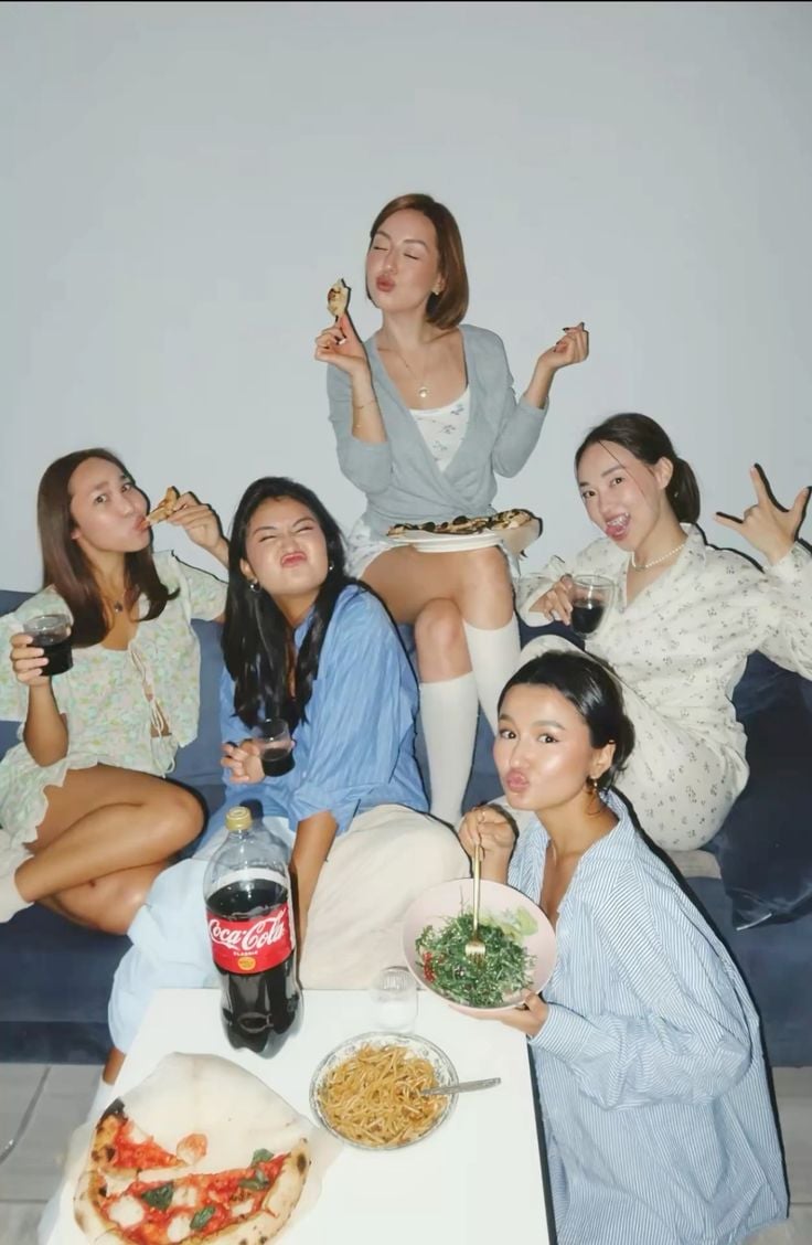 每 22 天必來一次 Girls' Night！研究曝光 78% 女性靠「姊妹聚會」心理排毒，比約男友還療癒！