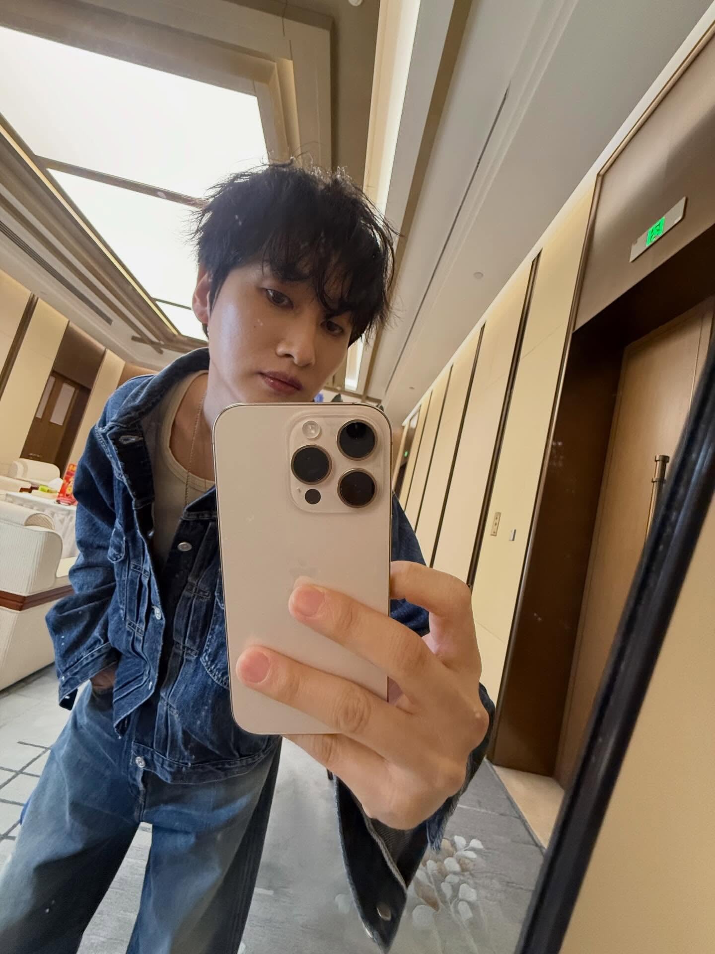 「灶咖男團」Super Junior 回歸！從 2005 年青澀少年到現在「老少年」，粉絲淚喊：寶藍海永遠閃耀！