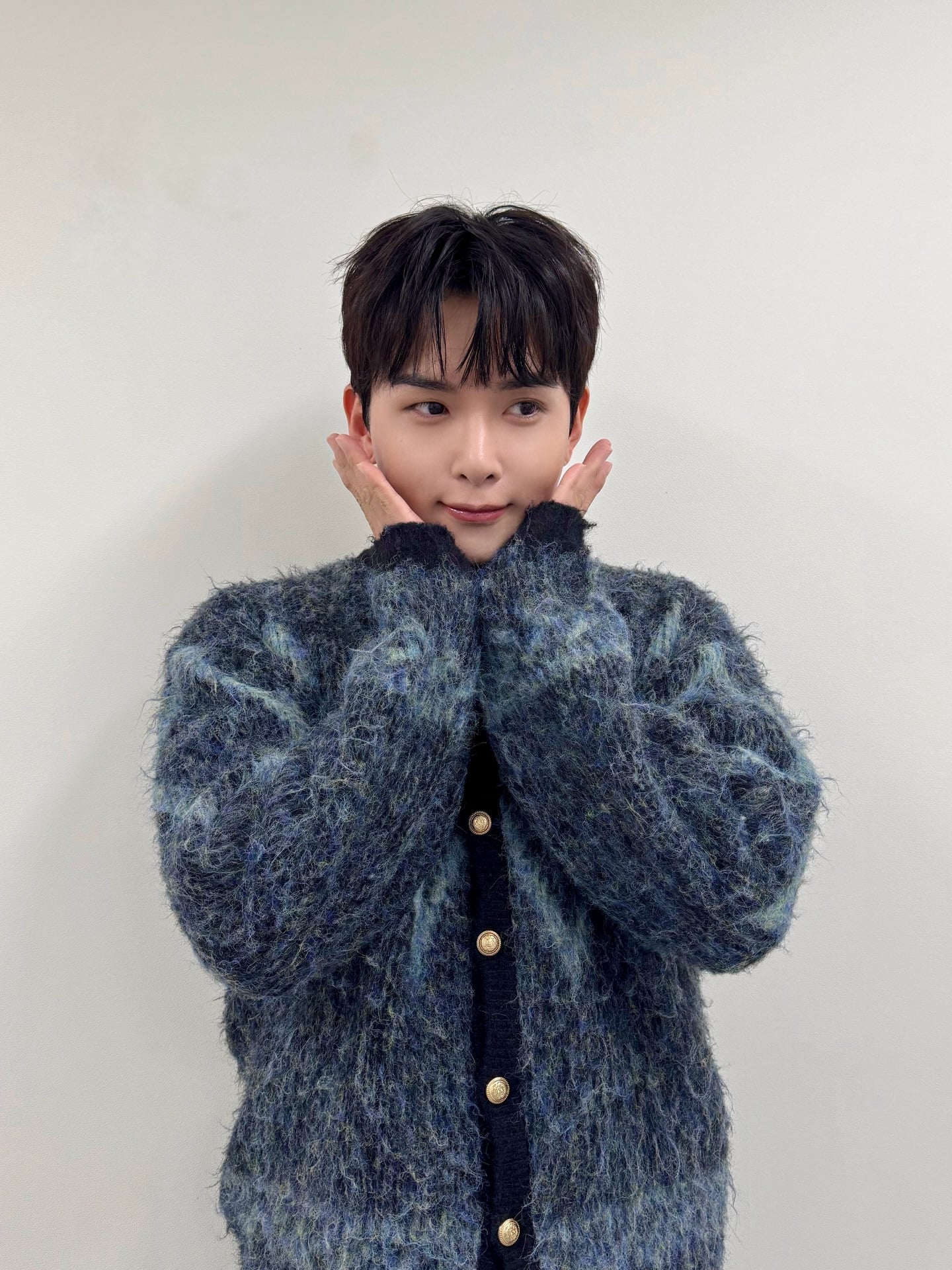 「灶咖男團」Super Junior 回歸！從 2005 年青澀少年到現在「老少年」，粉絲淚喊：寶藍海永遠閃耀！