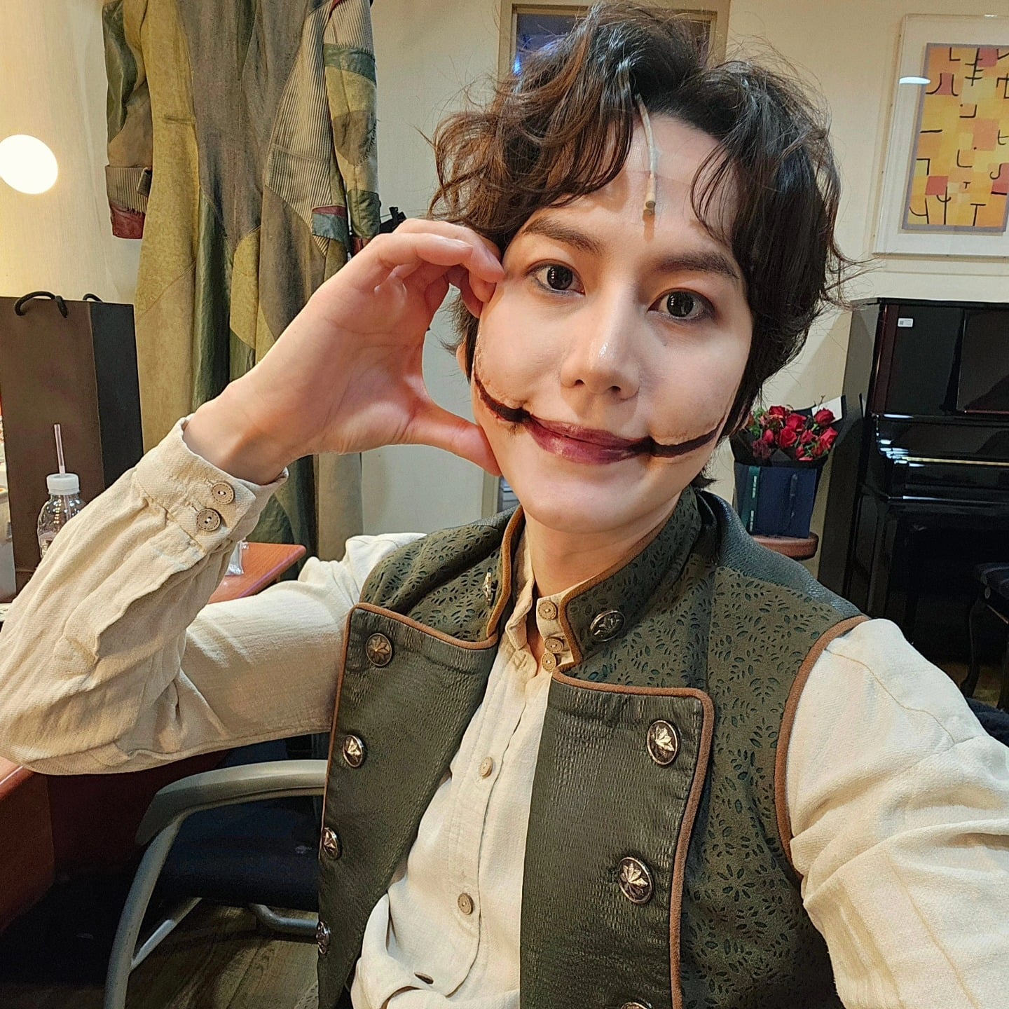 「灶咖男團」Super Junior 回歸！從 2005 年青澀少年到現在「老少年」，粉絲淚喊：寶藍海永遠閃耀！