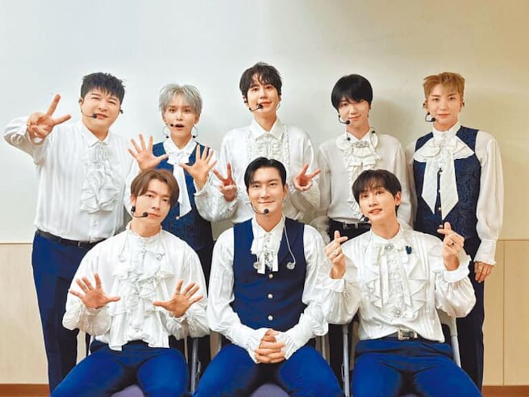 「灶咖男團」Super Junior 回歸！從 2005 年青澀少年到現在「老少年」，粉絲淚喊：寶藍海永遠閃耀！