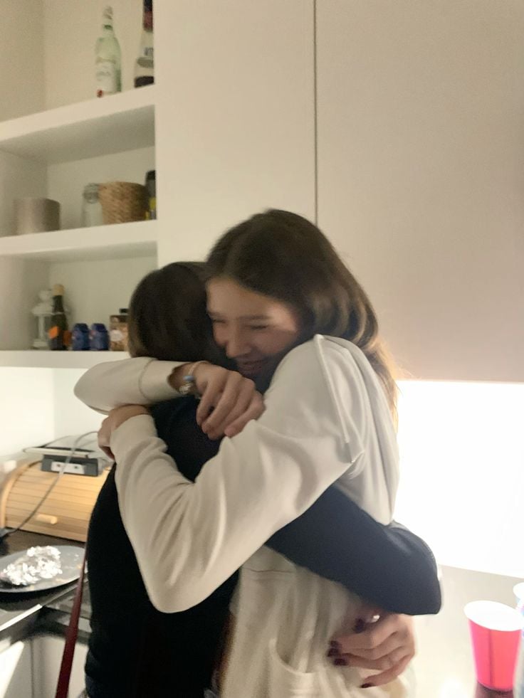 擁抱 20 秒就能釋放快樂荷爾蒙？科學證實「抱抱 6 分鐘」能趕走憂鬱、增強免疫力⋯連抱狗狗都有效！