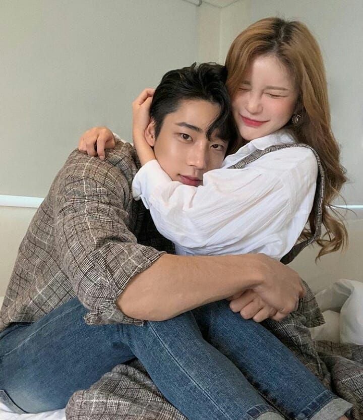 擁抱 20 秒就能釋放快樂荷爾蒙？科學證實「抱抱 6 分鐘」能趕走憂鬱、增強免疫力⋯連抱狗狗都有效！