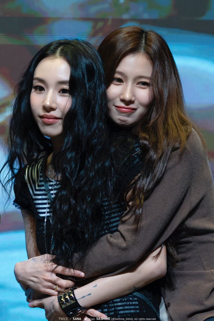 擁抱 20 秒就能釋放快樂荷爾蒙？科學證實「抱抱 6 分鐘」能趕走憂鬱、增強免疫力⋯連抱狗狗都有效！