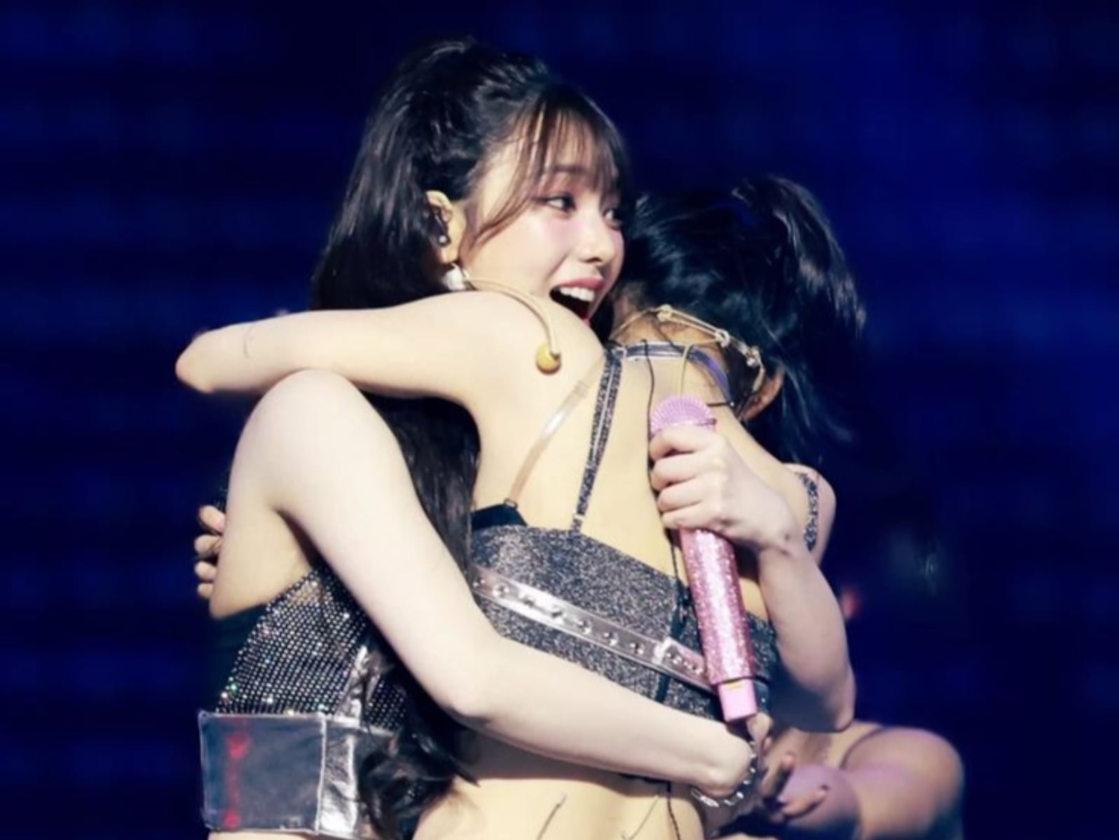 擁抱 20 秒就能釋放快樂荷爾蒙？科學證實「抱抱 6 分鐘」能趕走憂鬱、增強免疫力⋯連抱狗狗都有效！