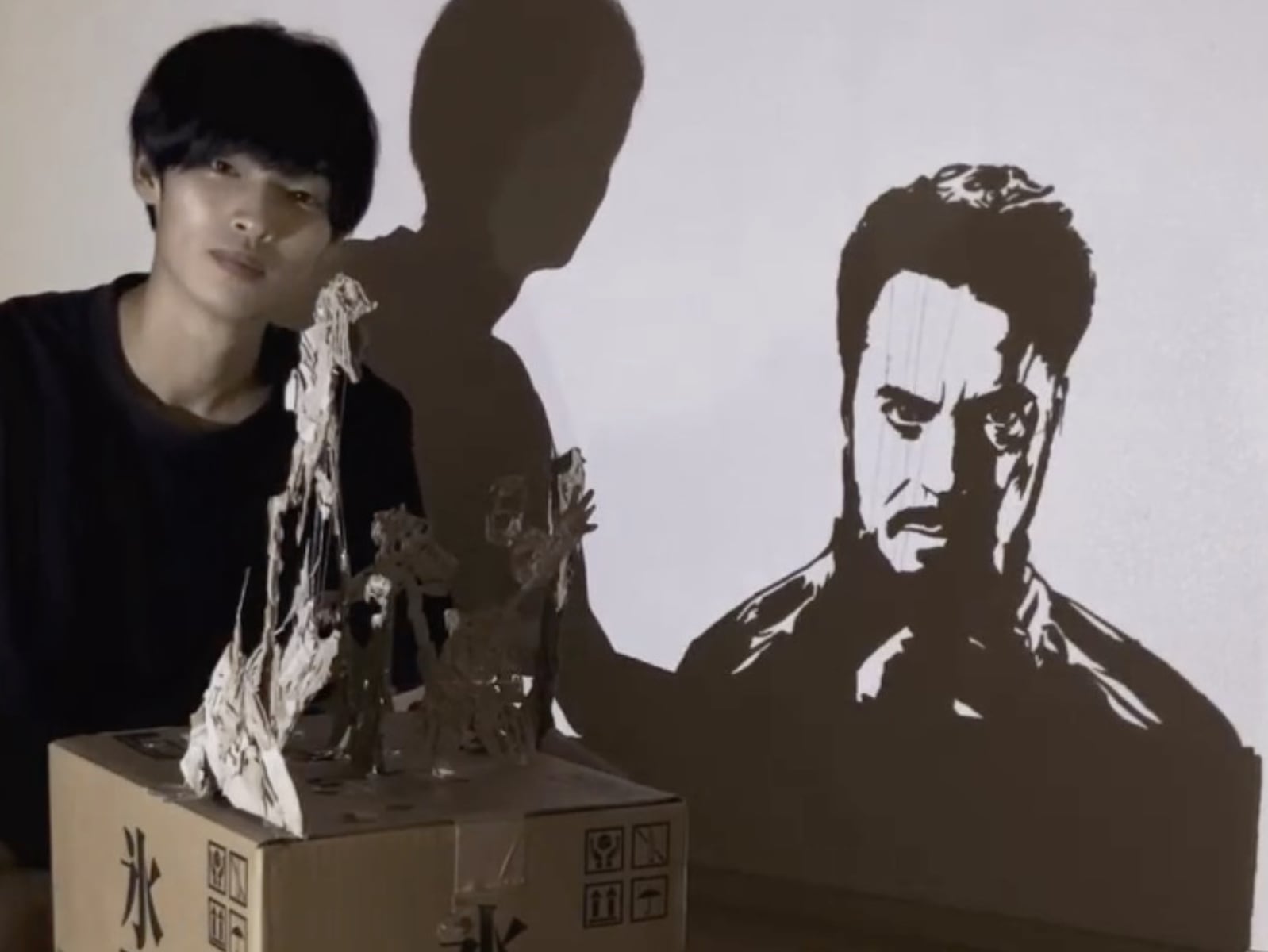 日本藝術家用「廢紙板+熱熔膠」變魔法！燈光一打竟浮現栩栩如生人像，網友全部跪著看完⋯