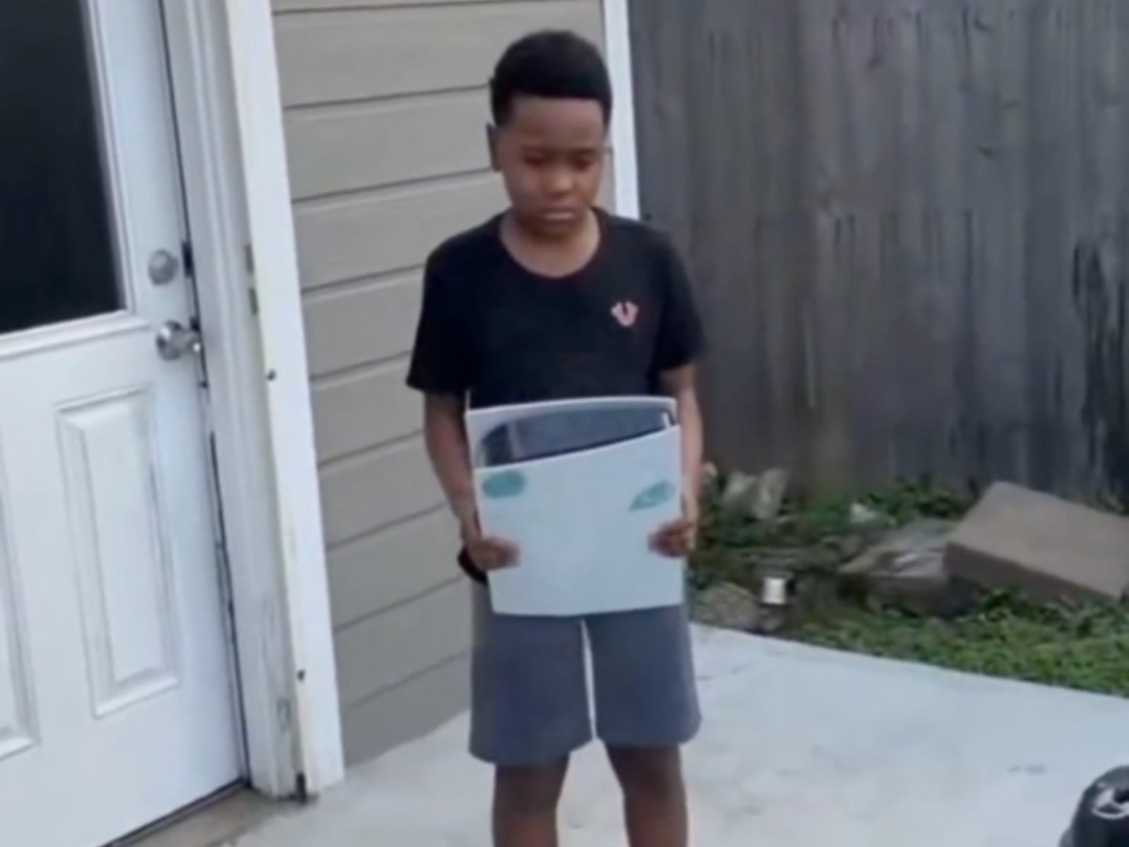 兒子虐貓把母親徹底惹怒！被逼「親手砸爆 PS5 主機」震撼教育後崩潰痛哭！