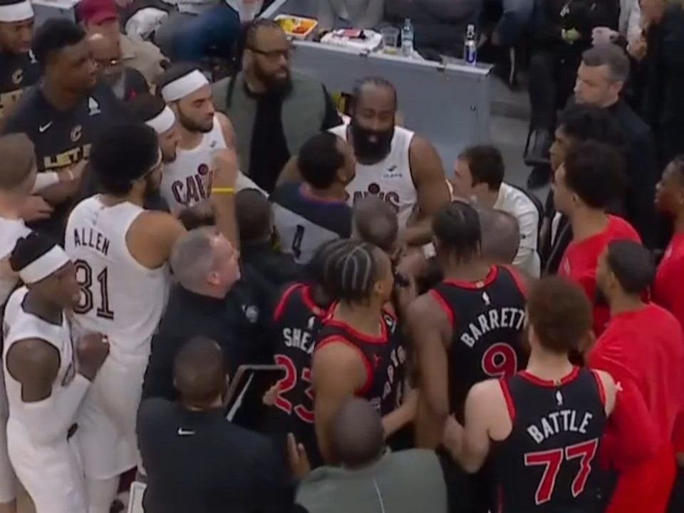 NBA／R·J·巴瑞特 RJ Barrett 怒嗆哈登「別走進我們板凳區」！騎士3:2聽牌，第6戰火藥味爆表