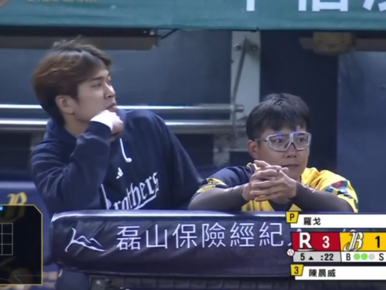 中職/李聖裕生涯第100場出賽釀致命失誤!場邊哭到眼紅,王威晨陪伴安慰畫面曝光