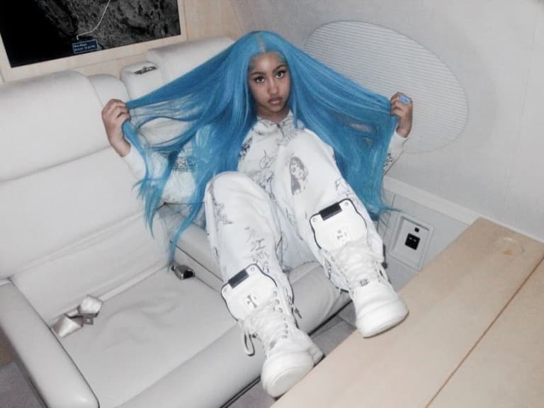 肯爺女兒西北North West首張EP《N0rth4evr》上線!12歲自製6首歌曲引爆「新星」與「啃老」兩派論戰