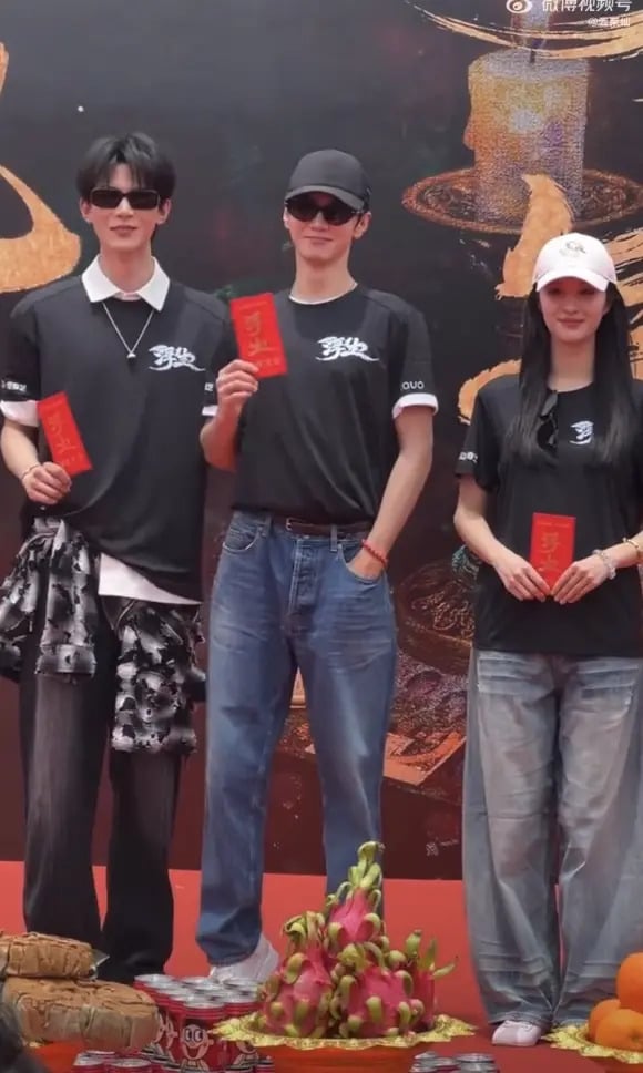 陳哲遠《浮生》開機同框鄧凱被身高壓過！踮腳尖畫面曝光引網讚：「期待兩大帥哥！」