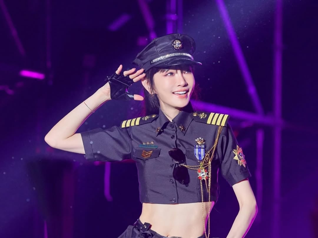 謝金燕 IG 曝身高 170 公分女警照！短版制服秀美腿，粉絲狂喊：「拜託逮捕我！」