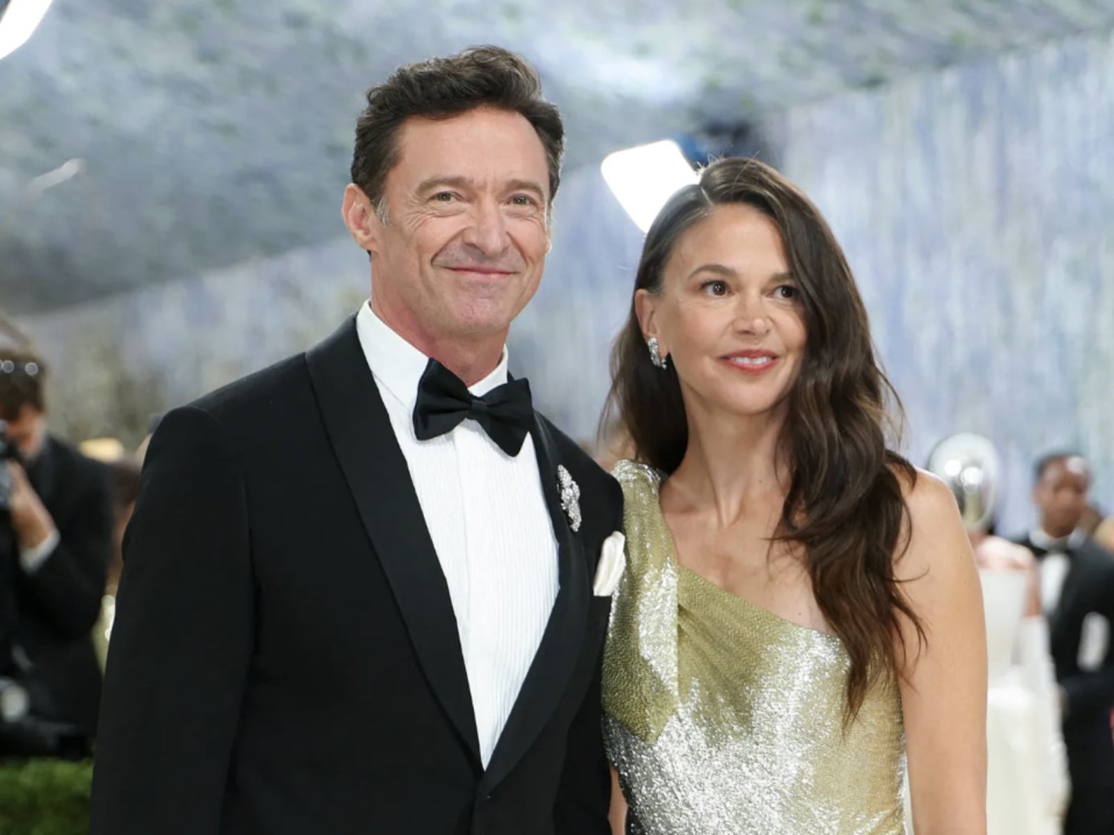 休傑克曼 Hugh Jackman 牽手女友同登 Met Gala 2026！同週赴大學演講獲頒榮譽博士！