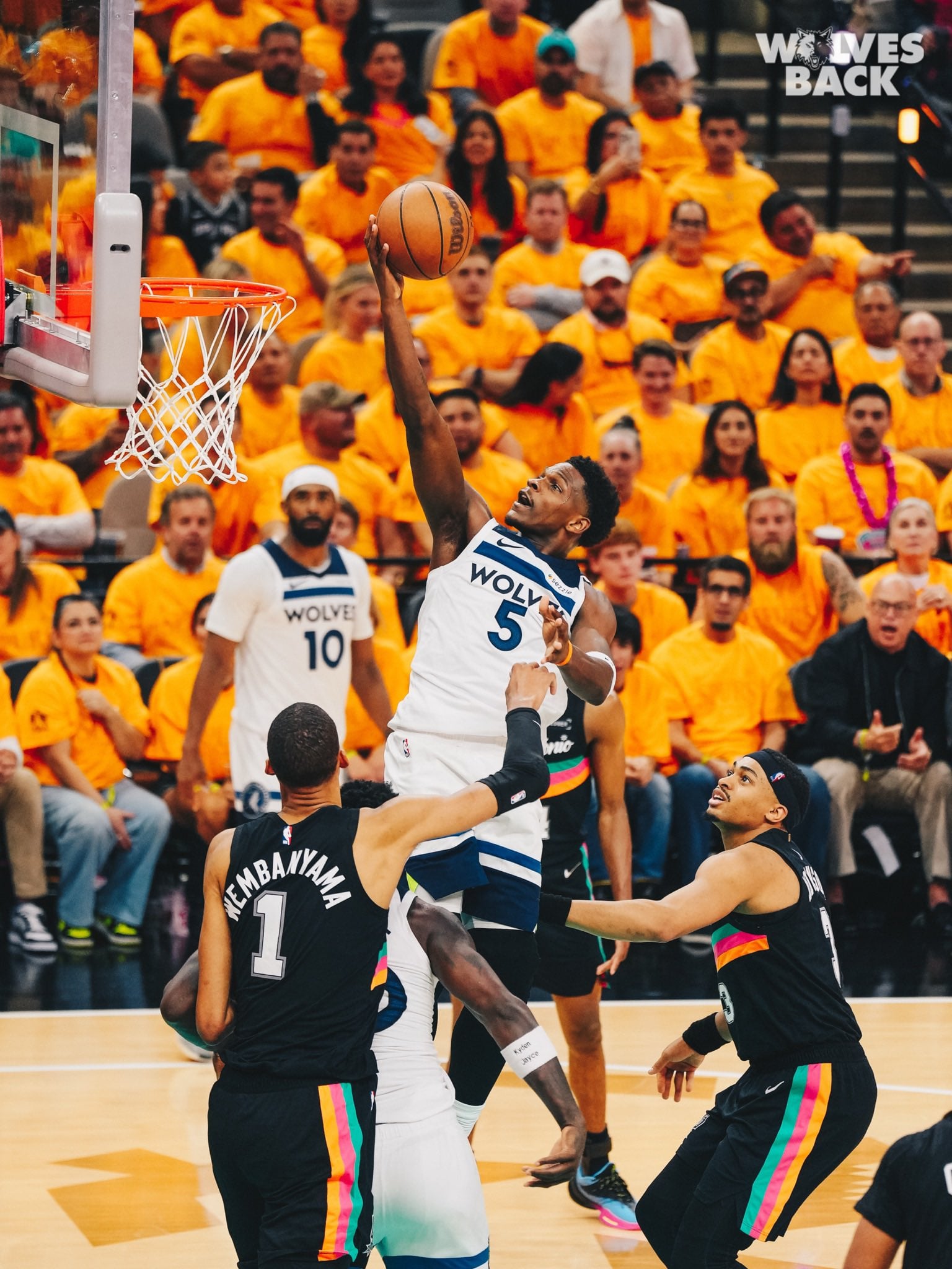 NBA／灰狼 G1 逆襲扳倒馬刺搶下首勝！愛德華茲回歸末節爆發、文班亞馬 12 鍋無力回天！